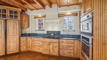 House, 4 Bedrooms | Private kitchen | Fridge, oven, coffee/tea maker