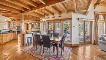 House, 4 Bedrooms | Private kitchen | Fridge, oven, coffee/tea maker