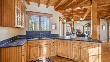 House, 4 Bedrooms | Private kitchen | Fridge, oven, coffee/tea maker