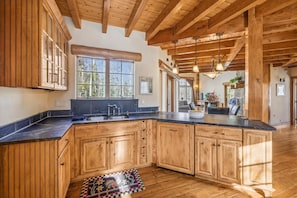 House, 4 Bedrooms | Private kitchen | Fridge, oven, coffee/tea maker, toaster