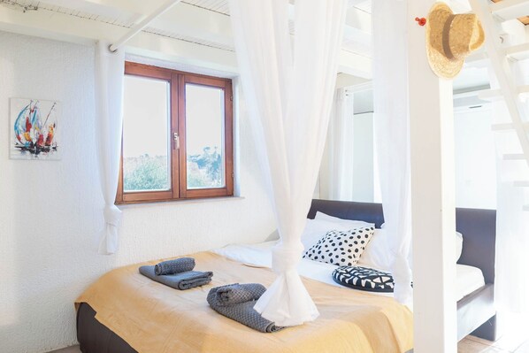 Studio | Free WiFi, bed sheets - Captivating and Large Studio in Vrboska, Croatia (Jelsa)