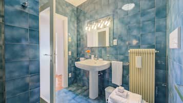 Family Apartment, 3 Bedrooms, 2 Bathrooms, Lakeside (Antares150m from the Lake) | Bilik Mandi