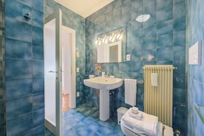 Departamento familiar, varias habitaciones, 2 baños, junto al lago (Antares150m from the Lake) | Baño | Tina con regadera, secadora de cabello, bidet, toallas 