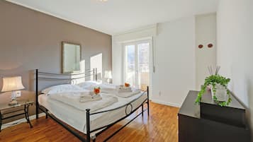 Familienapartment, Mehrere Schlafzimmer, 2 BĂ€der, Seeseite (Antares150m from the Lake) | 3 Schlafzimmer, BĂŒgeleisen/BĂŒgelbrett, kostenloses WLAN, BettwĂ€sche