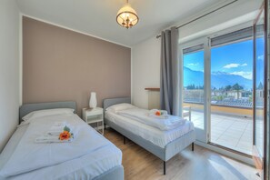 Familienapartment, Mehrere Schlafzimmer, 2 Bäder, Seeseite (Antares150m from the Lake) | 3 Schlafzimmer, Bügeleisen/Bügelbrett, kostenloses WLAN, Bettwäsche