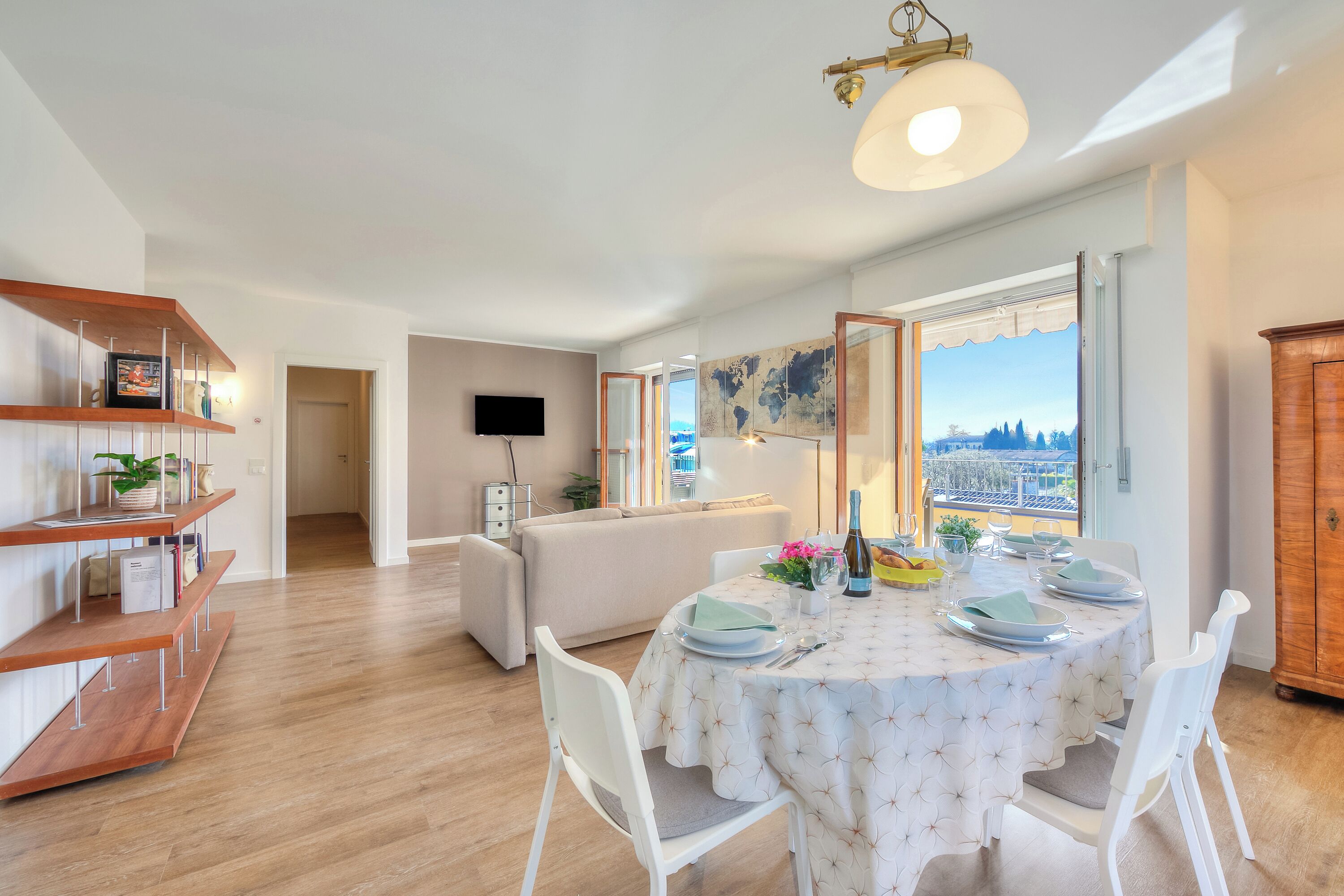 Familieleilighet, flere soverom, 2 bad, ved innsjø (Antares150m from the Lake) | Spiseområde