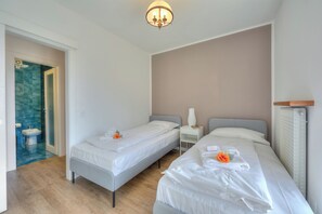 Family Apartment, Multiple Bedrooms, 2 Bathrooms, Lakeside (Antares150m from the Lake)
