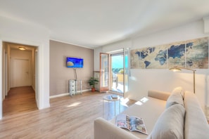 Appartamento familiare, 3 camere da letto, 2 bagni, lato lago (Antares150m from the Lake) | Soggiorno | TV a schermo piatto 21 pollici con canali via cavo