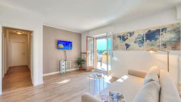 Departamento familiar, varias habitaciones, 2 baños, junto al lago (Antares150m from the Lake) | Área de sala de estar | Televisión de pantalla plana de 21 pulgadas con canales por cable