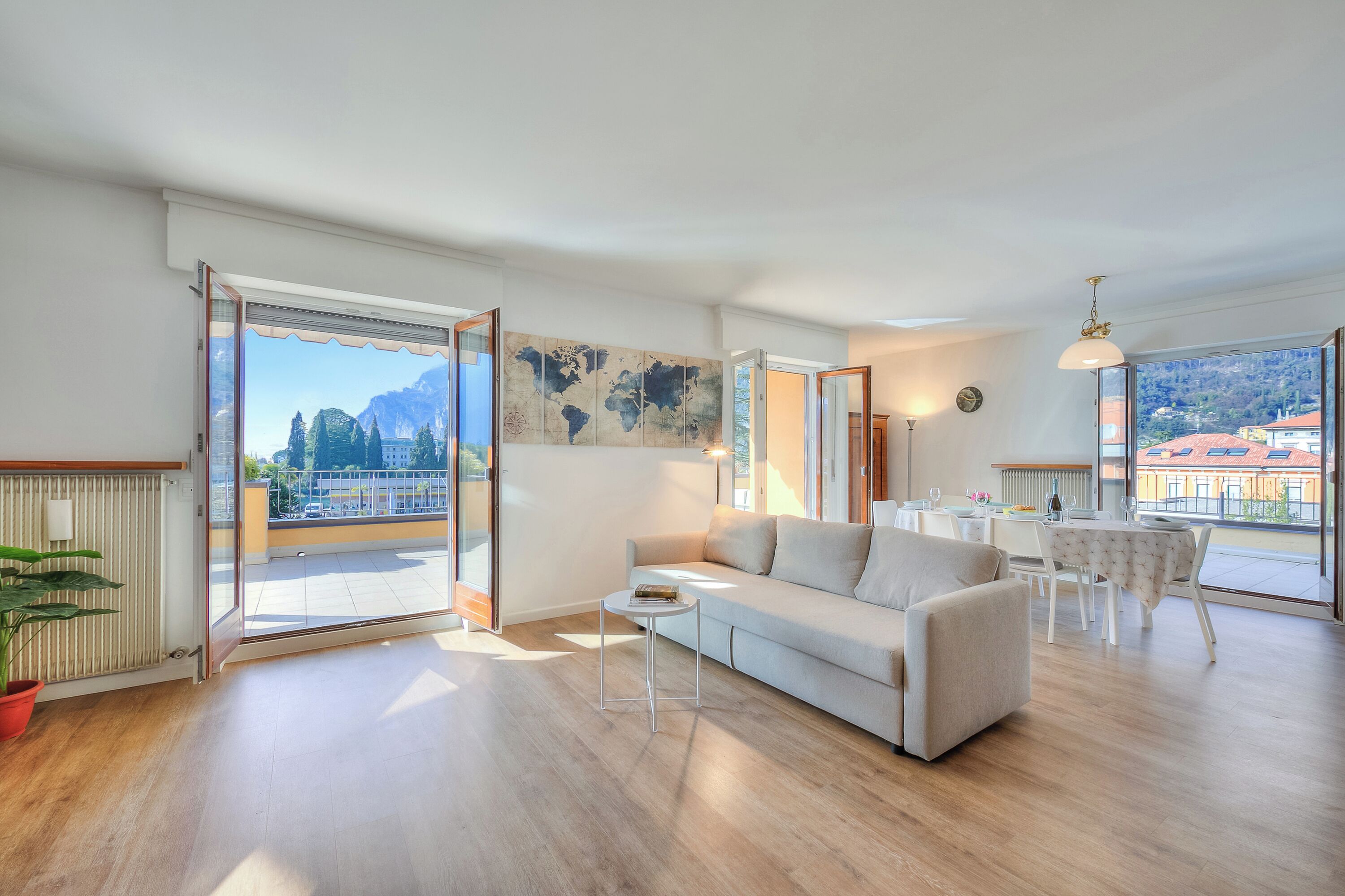 Apartamento família, vários quartos, 2 banheiros, ao lado do lago (Antares150m from the Lake) | Área de estar | TV de tela plana 21 polegadas com canais a cabo