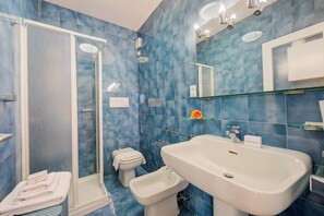 Departamento familiar, varias habitaciones, 2 baños, junto al lago (Antares150m from the Lake) | Baño | Tina con regadera, secadora de cabello, bidet, toallas 