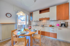 Appartamento familiare, 3 camere da letto, 2 bagni, lato lago (Antares150m from the Lake) | Cucina privata | Frigorifero, microonde, forno, piano cottura