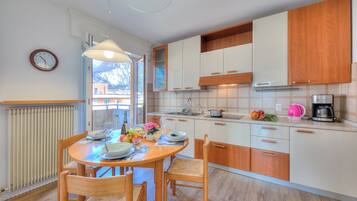 Familienapartment, Mehrere Schlafzimmer, 2 BĂ€der, Seeseite (Antares150m from the Lake) | Speisen