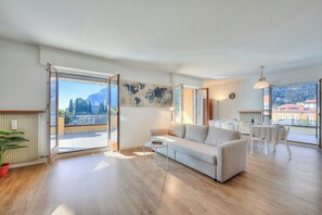 Departamento familiar, varias habitaciones, 2 baños, junto al lago (Antares150m from the Lake) | Área de sala de estar | Televisión de pantalla plana de 21 pulgadas con canales por cable 