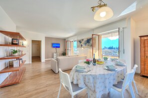 Familienapartment, Mehrere Schlafzimmer, 2 Bäder, Seeseite (Antares150m from the Lake) | Speisen