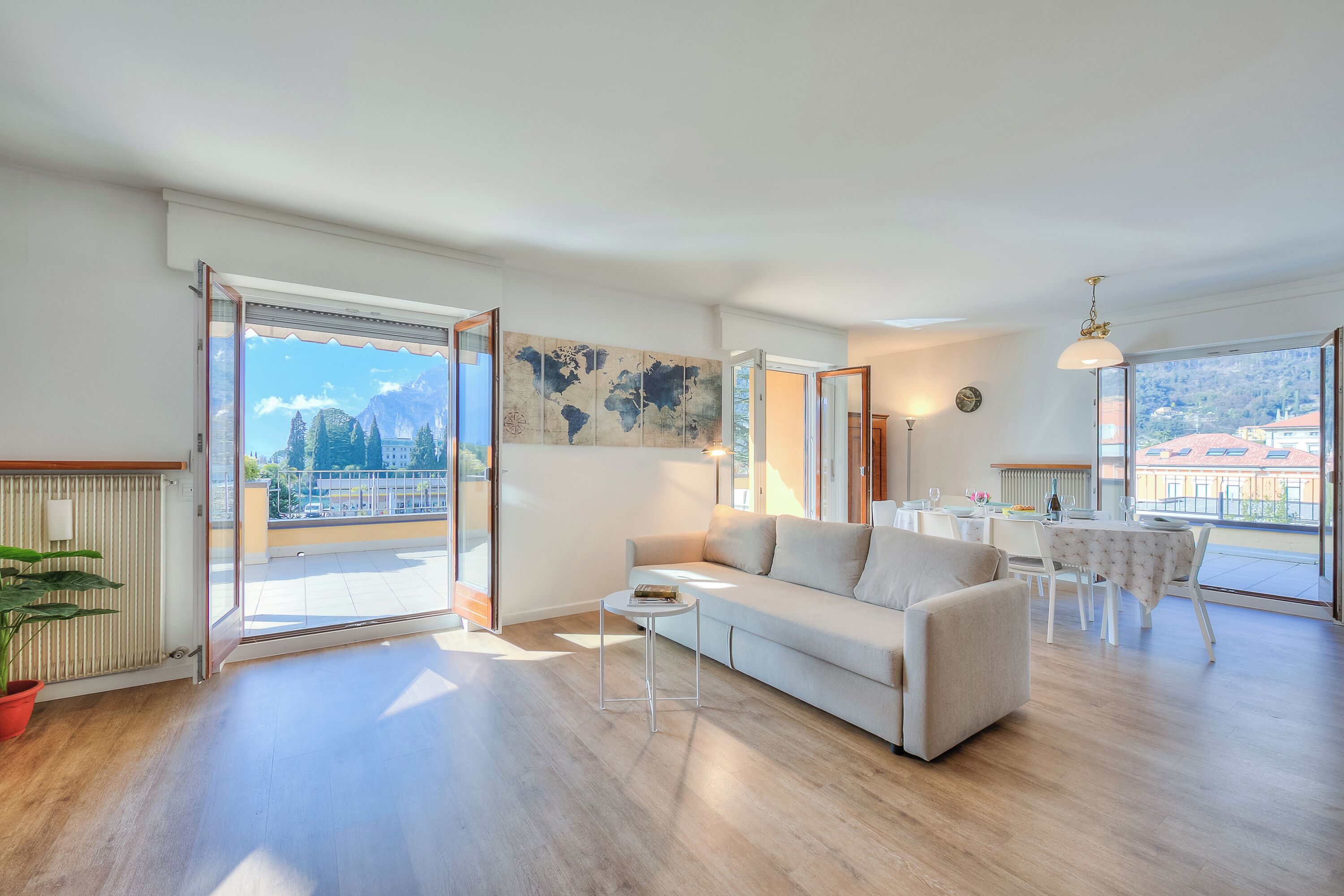 Căn hộ dành cho gia đình, nhiều phòng ngủ, 2 phòng tắm, cạnh hồ (Antares150m from the Lake) | Khu phòng khách | TV màn hình phẳng 21-inch có truyền hình cáp 