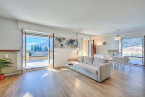 Familie appartement, meerdere slaapkamers, 2 badkamers, aan het meer (Antares150m from the Lake) | Woonruimte | Een 21-inch flatscreentelevisie met kabelzenders