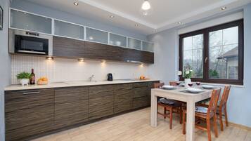 Microwave, cookware/dishes/utensils