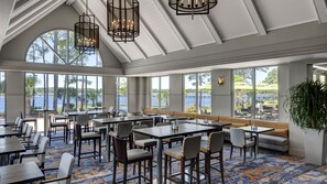 3 restaurantes, se sirve desayuno 