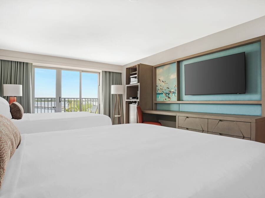 Premium bedding, in-room safe, iron/ironing board, free WiFi