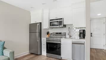 1 Bedroom Golf View Queen Suite | Private kitchen | Coffee/tea maker