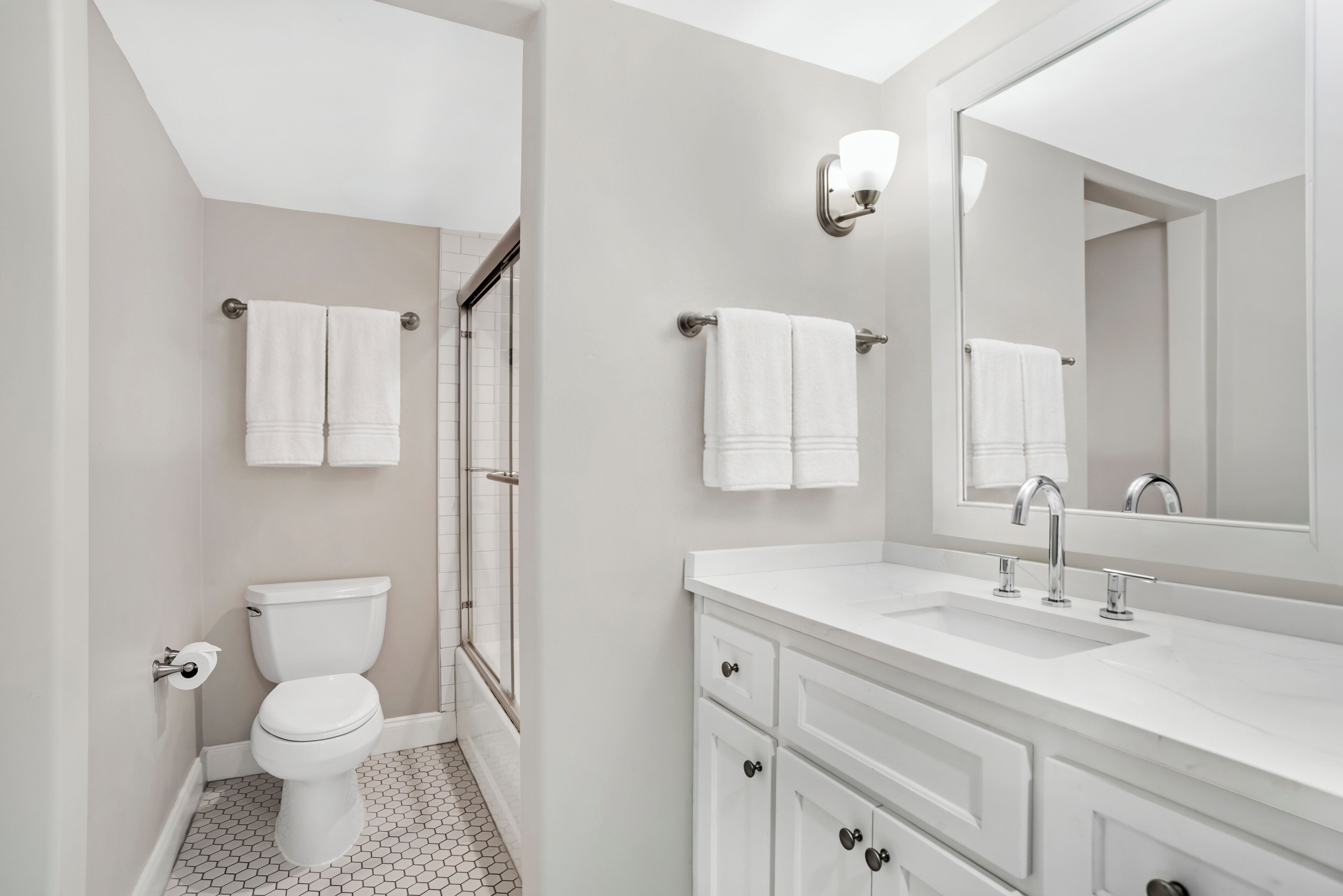 1 Bedroom Golf View Queen Suite | Bathroom | Free toiletries, hair dryer, towels, soap