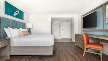 Studio Bay View with King | Premium bedding, in-room safe, iron/ironing board, WiFi (free)