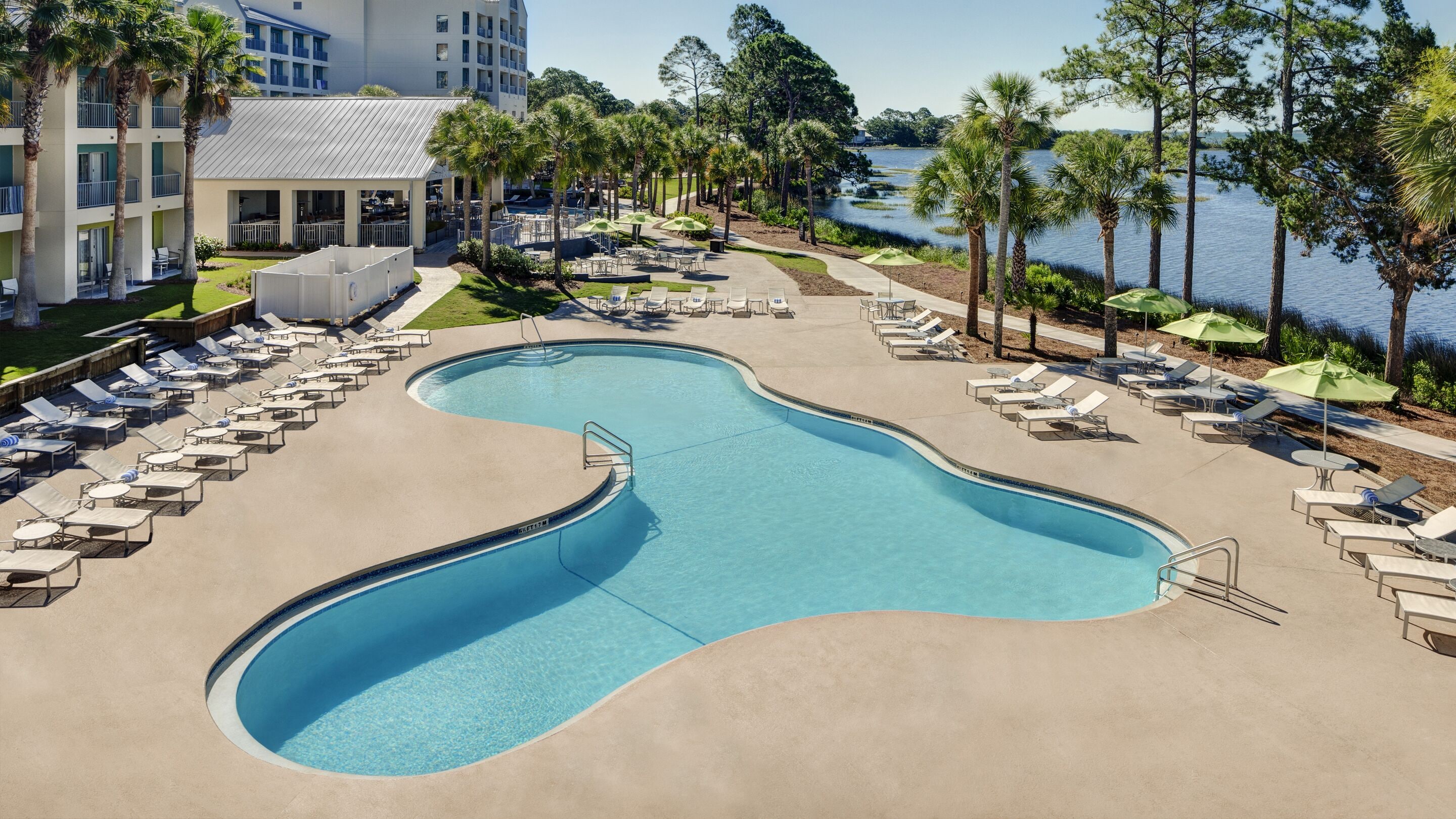 3 piscines extérieures, parasols de plage, chaises longues