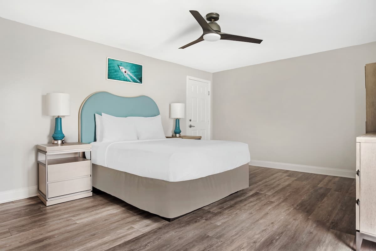 Premium bedding, in-room safe, iron/ironing board, WiFi (free)