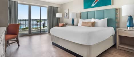 1 Bedroom Bay View with 1 King | Literie de qualité, coffre-fort, fer et planche à repasser