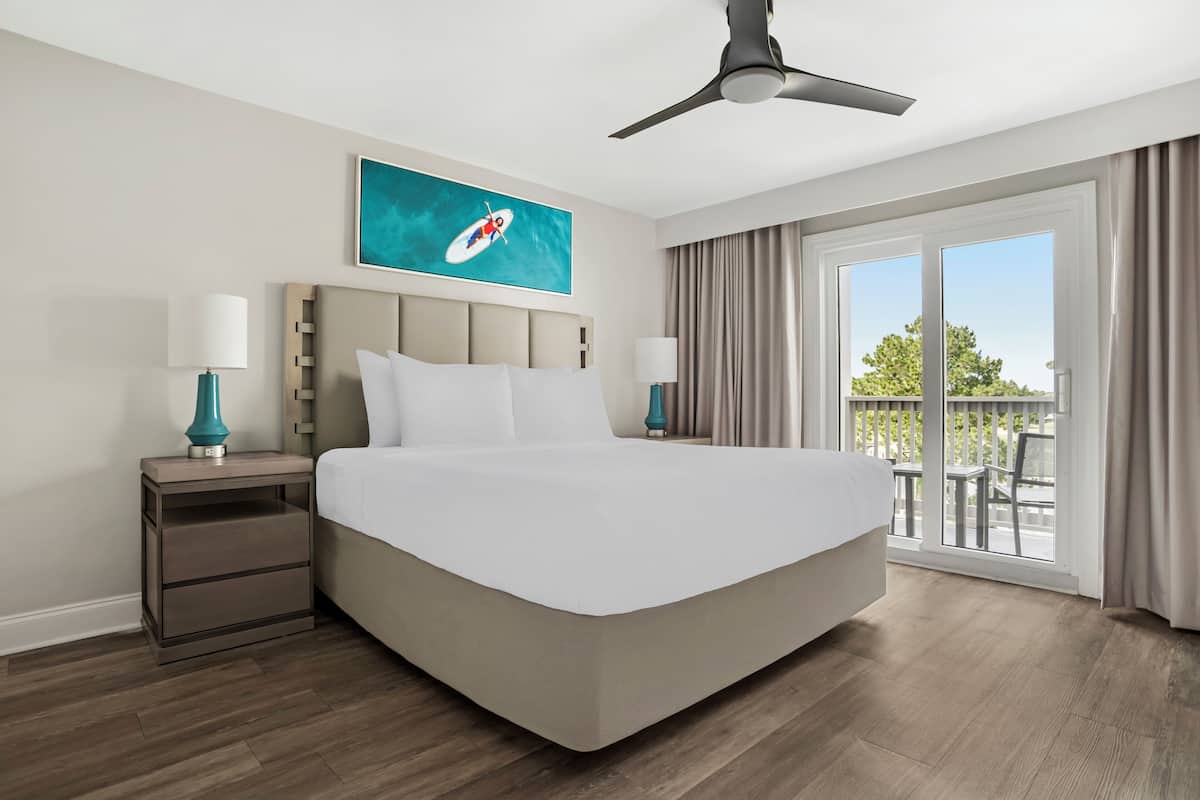 1 Bedroom Golf View Queen Suite