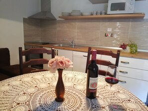 Apartment (A4) | Private kitchen | Fridge, microwave, oven, stovetop - Apartments Rogac (Solta)