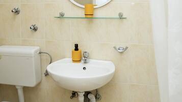 Studio (Studio Apartment with Terrace) | Bathroom | Shower, towels