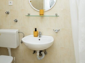 Studio (Studio Apartment with Terrace) | Badezimmer | Dusche, Handtücher
