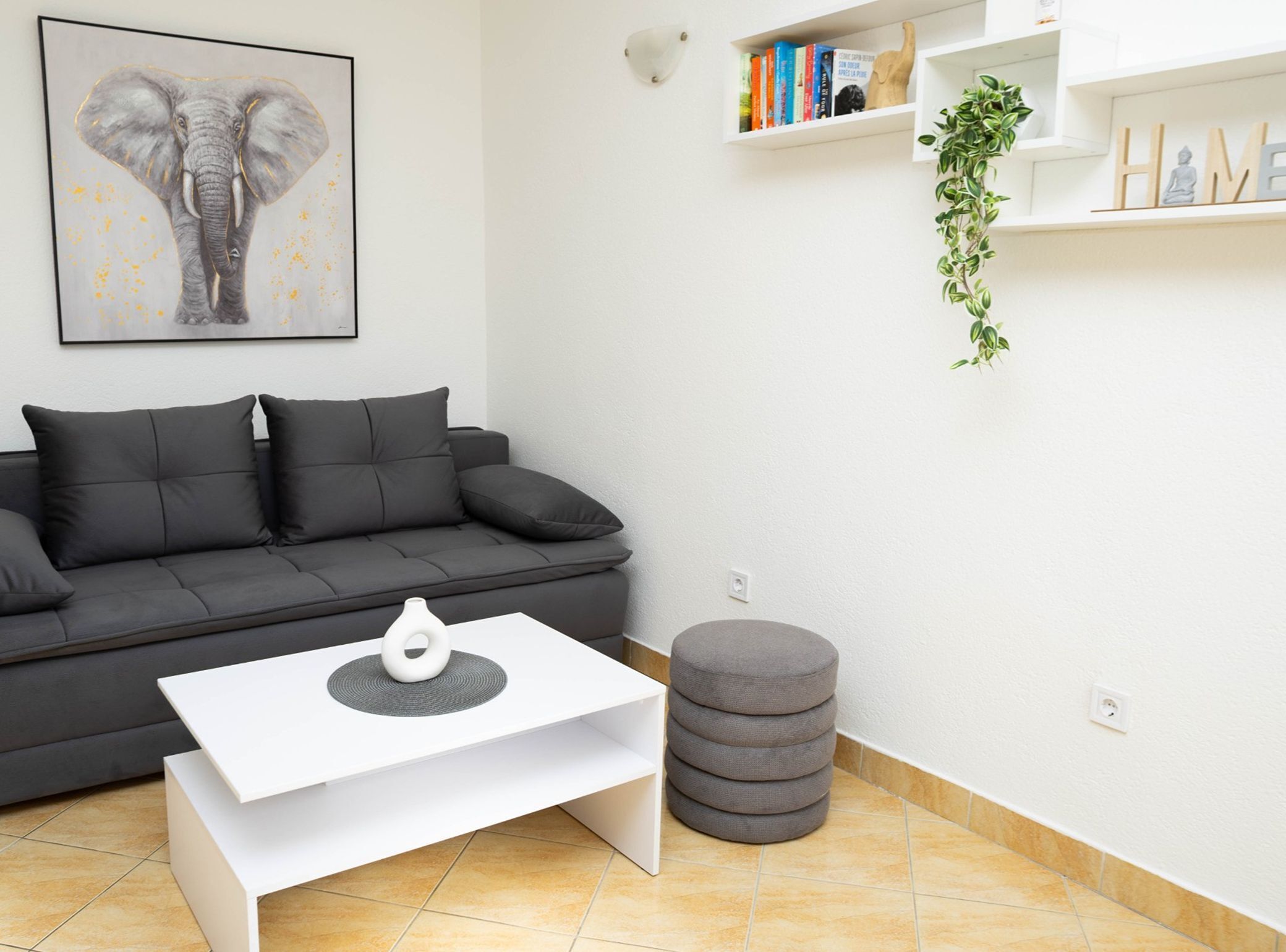 Studio (Studio Apartment with Terrace) | Wohnzimmer | Fernseher