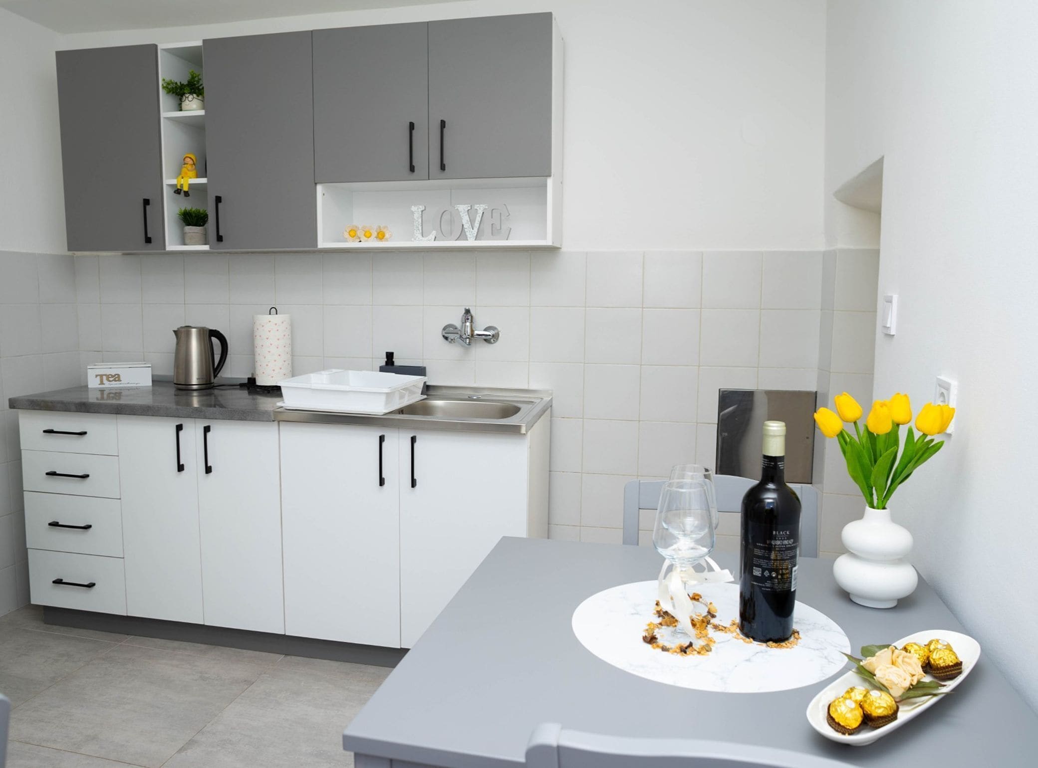 Studio (Studio Apartment with Terrace) | Privékeuken | Een koelkast, een eettafel