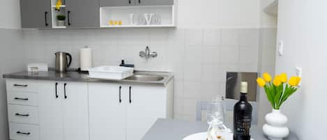 Estudio (Studio Apartment with Terrace) | Cocina privada | Frigorífico y mesa de comedor