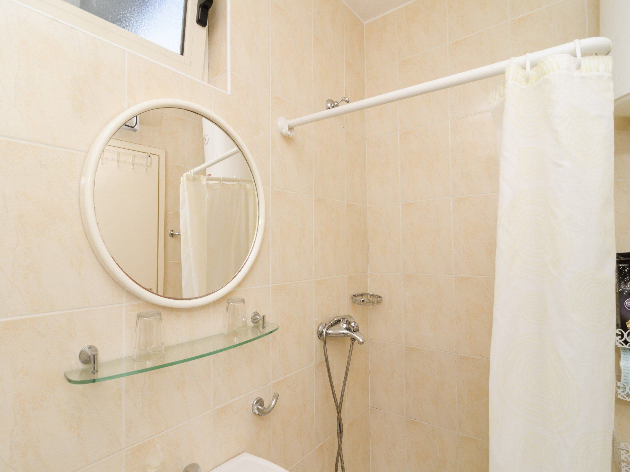 Studio (Studio Apartment with Terrace) | Bathroom | Shower, towels