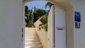 Studio (Studio Apartment with Terrace) | Property entrance