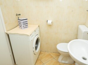 Studio (Studio Apartment with Terrace) | Bathroom | Shower, towels