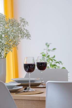 Appartamento, 2 camere da letto, balcone | Pasti in camera