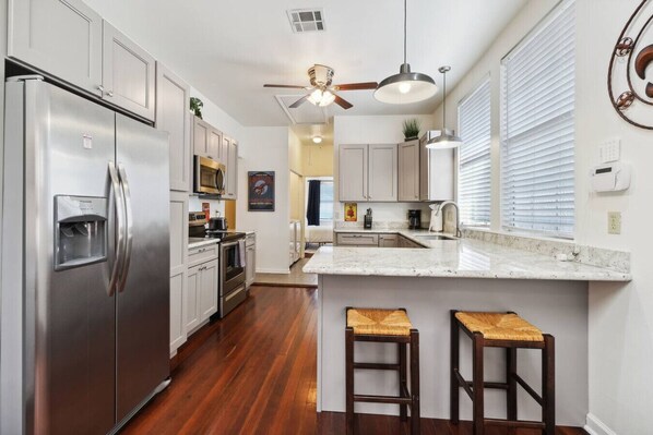 Réfrigérateur, micro-ondes, four, plaque de cuisson