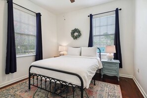 3 chambres, bureau, fer et planche à repasser, lit parapluie