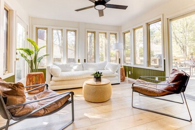 Pool Table, Arcade, Fenced-in Yard, Fire-pit, Private Beach Parking! 