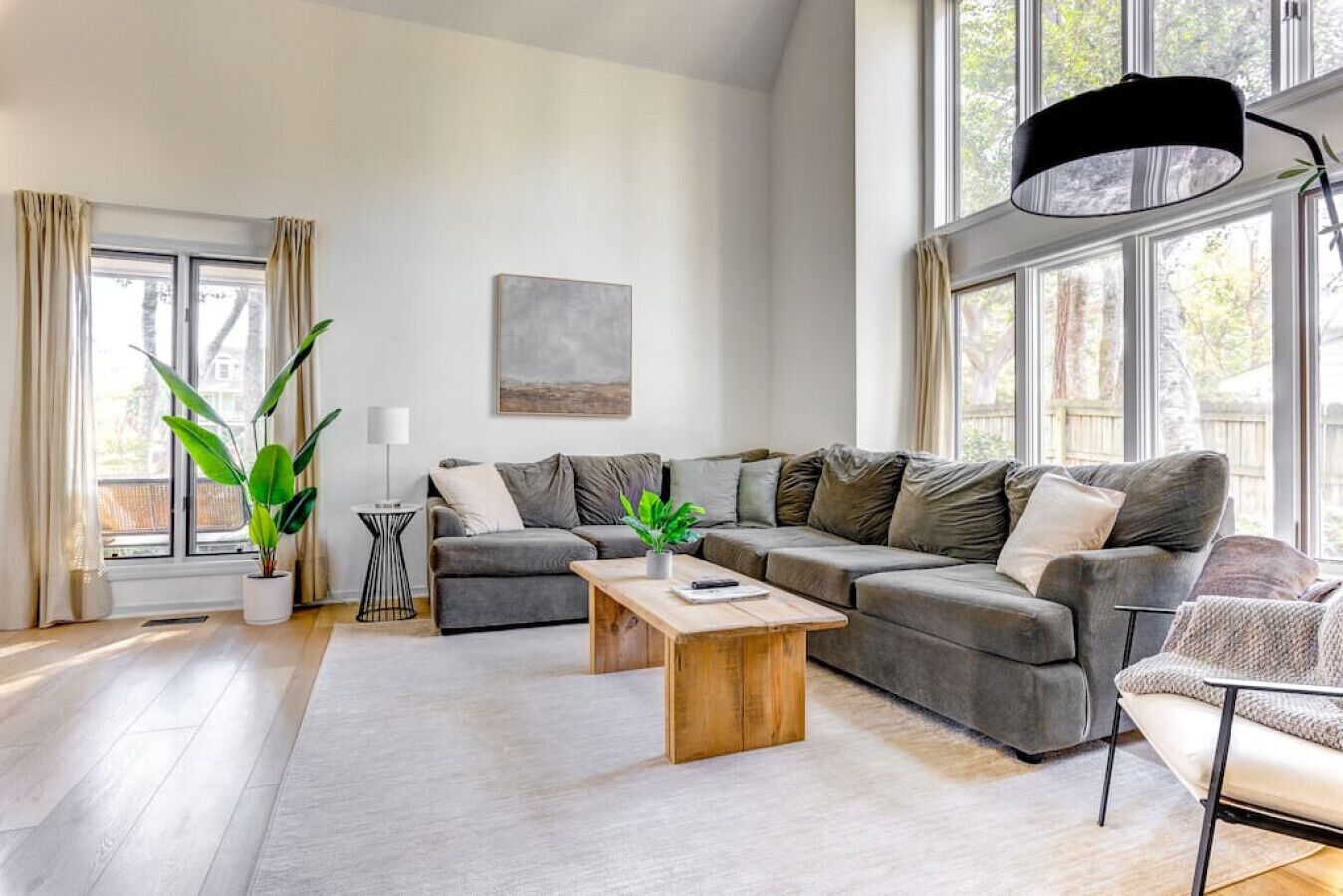 Smart-TV, Kamin, Videospiele, Bücher