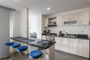 Frigorífico, horno, placa de cocina y cafetera o tetera