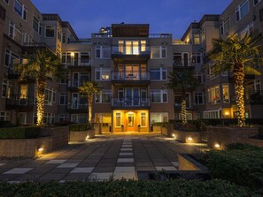 Exterior - Waterfront 2BR Great Wheel View Walk to Pike Place (Seattle)