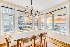 Dining - Waterfront 2BR Great Wheel View Walk to Pike Place (Seattle)