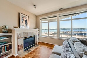 TV, fireplace - Waterfront 2BR Great Wheel View Walk to Pike Place (Seattle)