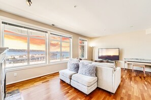 TV, fireplace - Waterfront 2BR Great Wheel View Walk to Pike Place (Seattle)